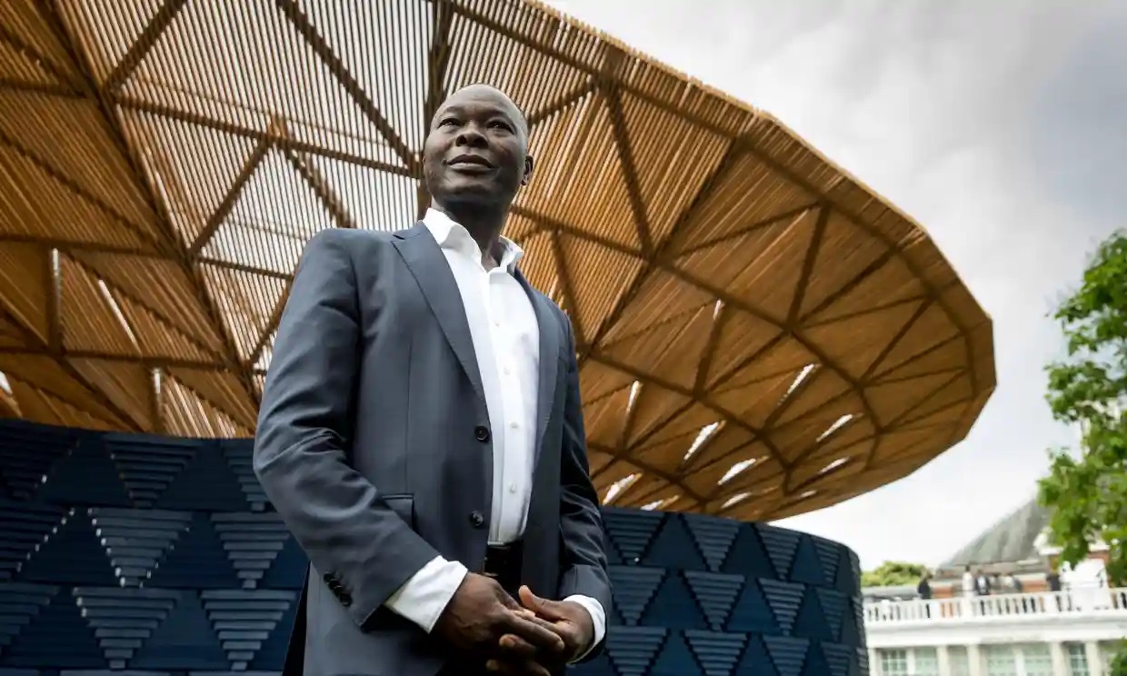 Con la ayuda de niños y mujeres, el arquitecto africano Francis Kéré construyó una de las escuelas más innovadoras en Burkina Faso
