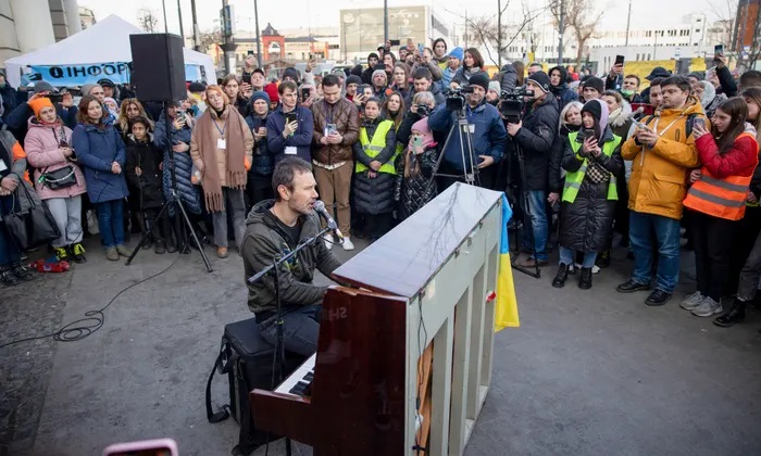 La gira peligrosa: la principal estrella de rock de Ucrania lleva la música a los búnkeres