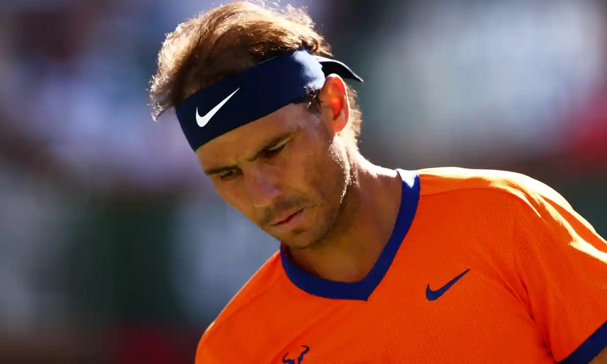 Rafael Nadal estará de baja entre cuatro y seis semanas tras una fractura por estrés en una costilla