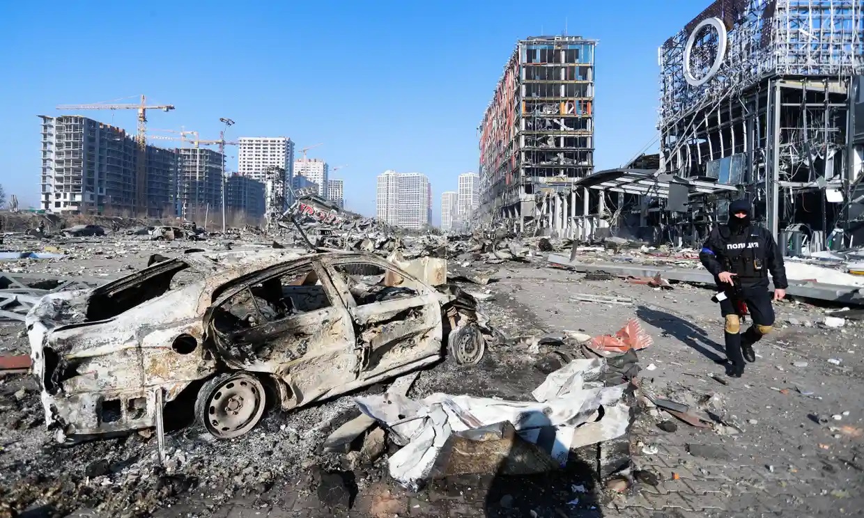 Ucrania rechaza el ultimátum de Moscú sobre Mariúpol mientras los ataques aéreos impactan en Odesa y Kiev