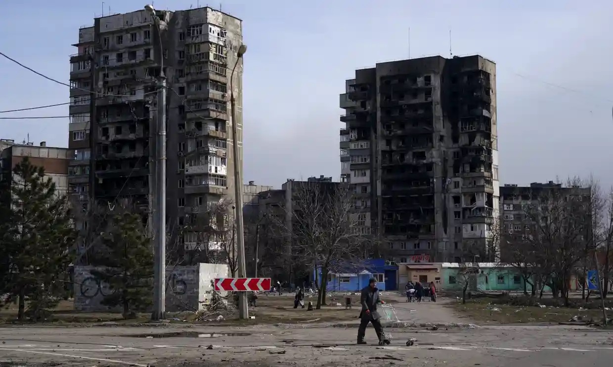 100 mil civiles atrapados en Mariúpol en medio de los ‘constantes bombardeos’ de Rusia, dice Zelenski