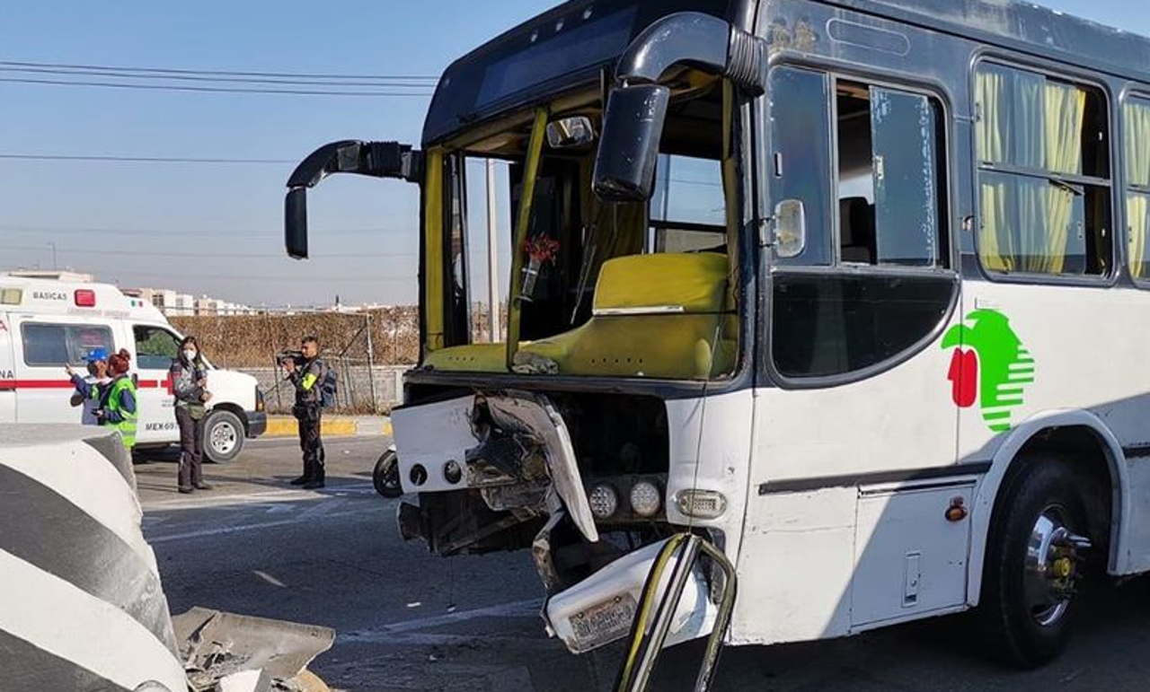 Choque de camión de pasajeros deja 30 heridos en la México-Pachuca