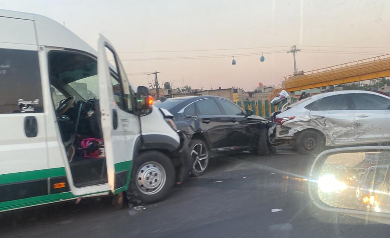 Carambola complica el tránsito en la autopista México-Puebla
