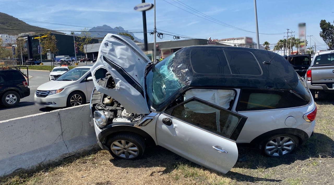 Accidente en la Carretera Nacional de Monterrey hoy deja dos heridos