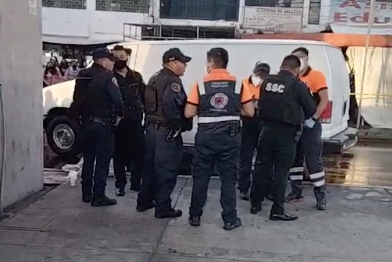 Camioneta arrolla a peatones en avenida Tláhuac, Iztapalapa: hay una persona muerta