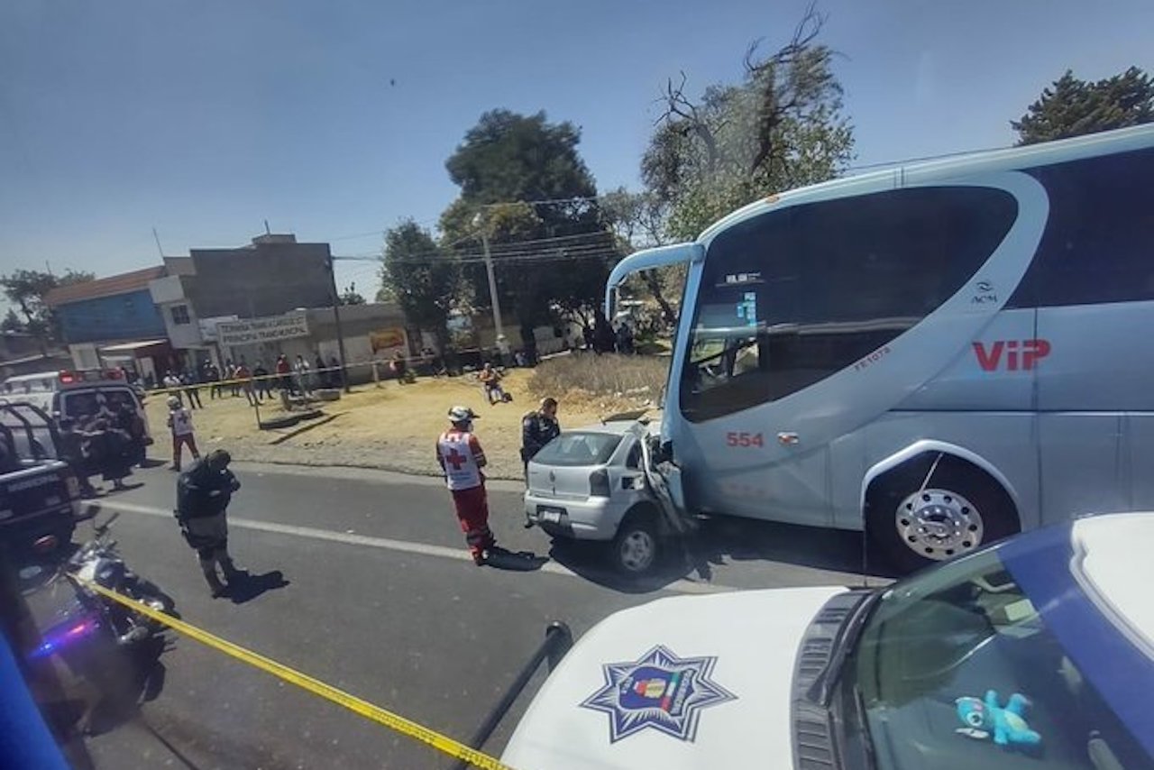 Accidente entre un autobús Atah y vehículo particular deja 2 muertos en Tlaxcala