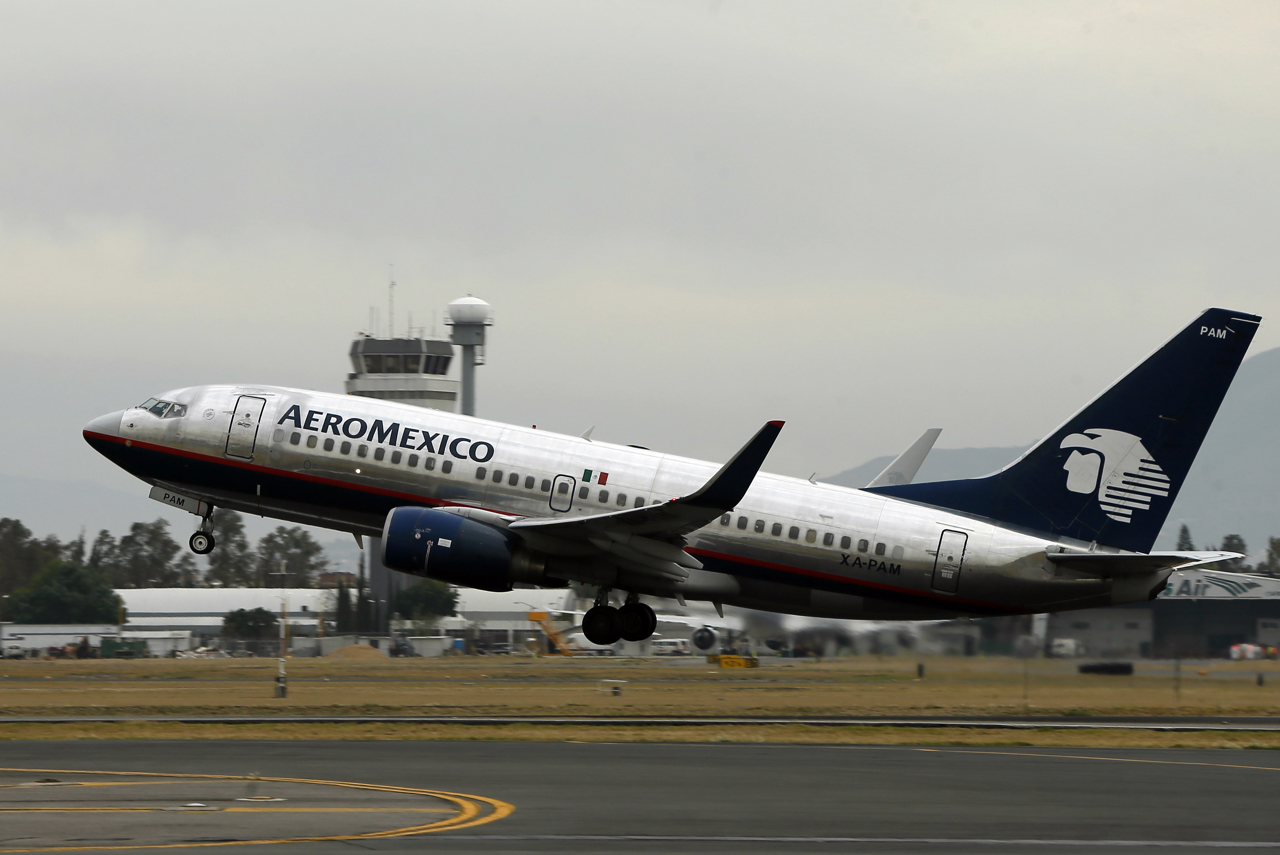 Avión de Aeroméxico aborta aterrizaje en el AICM por saturación de pista