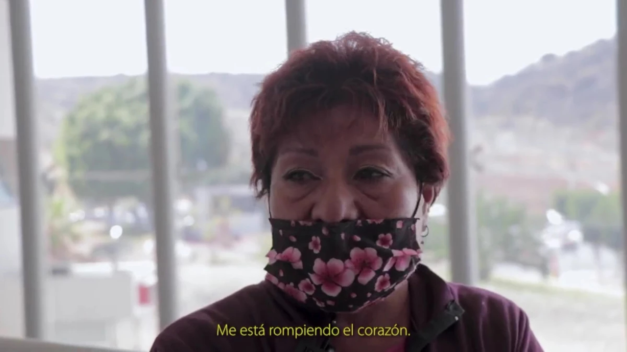 ‘Estoy deshecha, pero no hay de otra’: madre que entregó a su hijo por la pelea en el Querétaro-Atlas