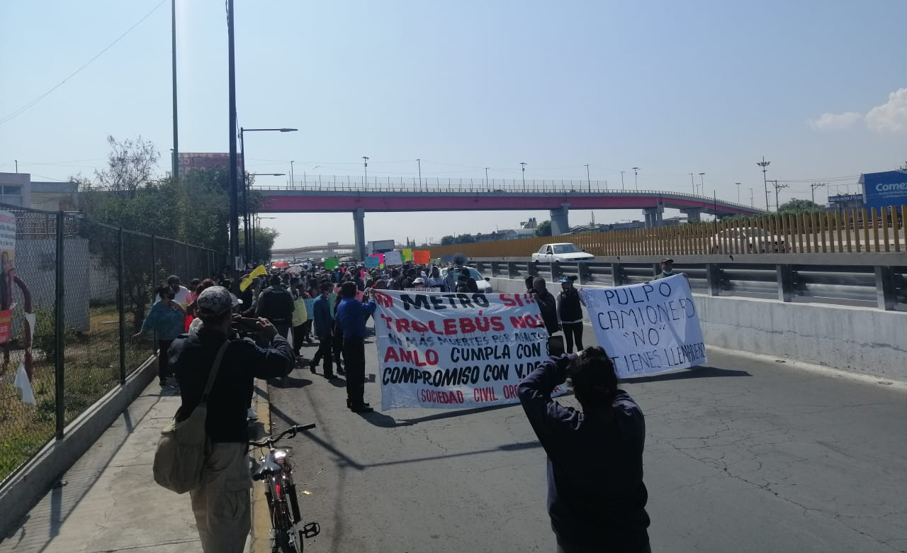 Ciudadanos marchan en la México-Puebla contra el trolebús Chalco-Santa Martha: exigen Metro