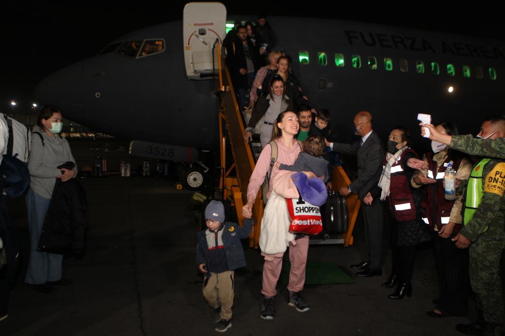 Segundo avión que repatrió a mexicanos desde Ucrania llega la CDMX