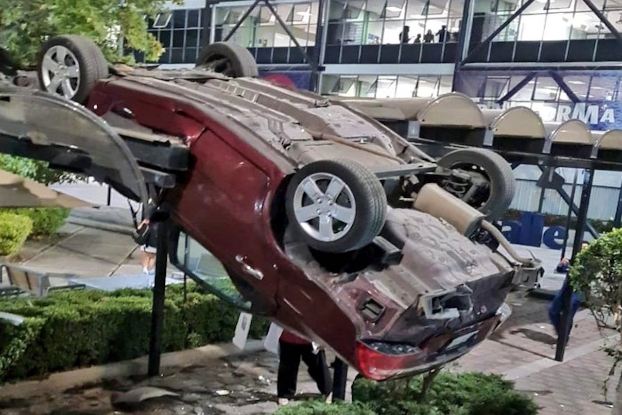 Un auto cae del estacionamiento de la Universidad La Salle, en la CDMX