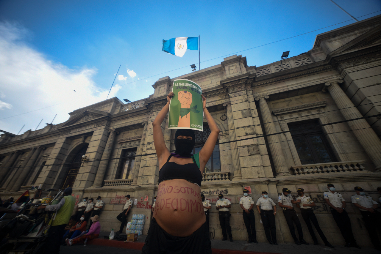 Guatemala congela la ley que endurecía penas por aborto y prohibía el matrimonio igualitario