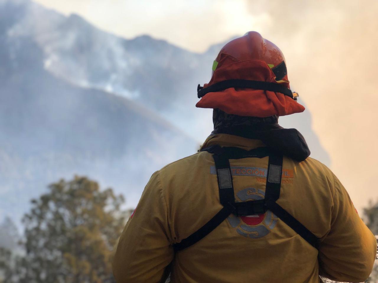 Incendio en la sierra de Santiago, Nuevo León, se aviva por el viento