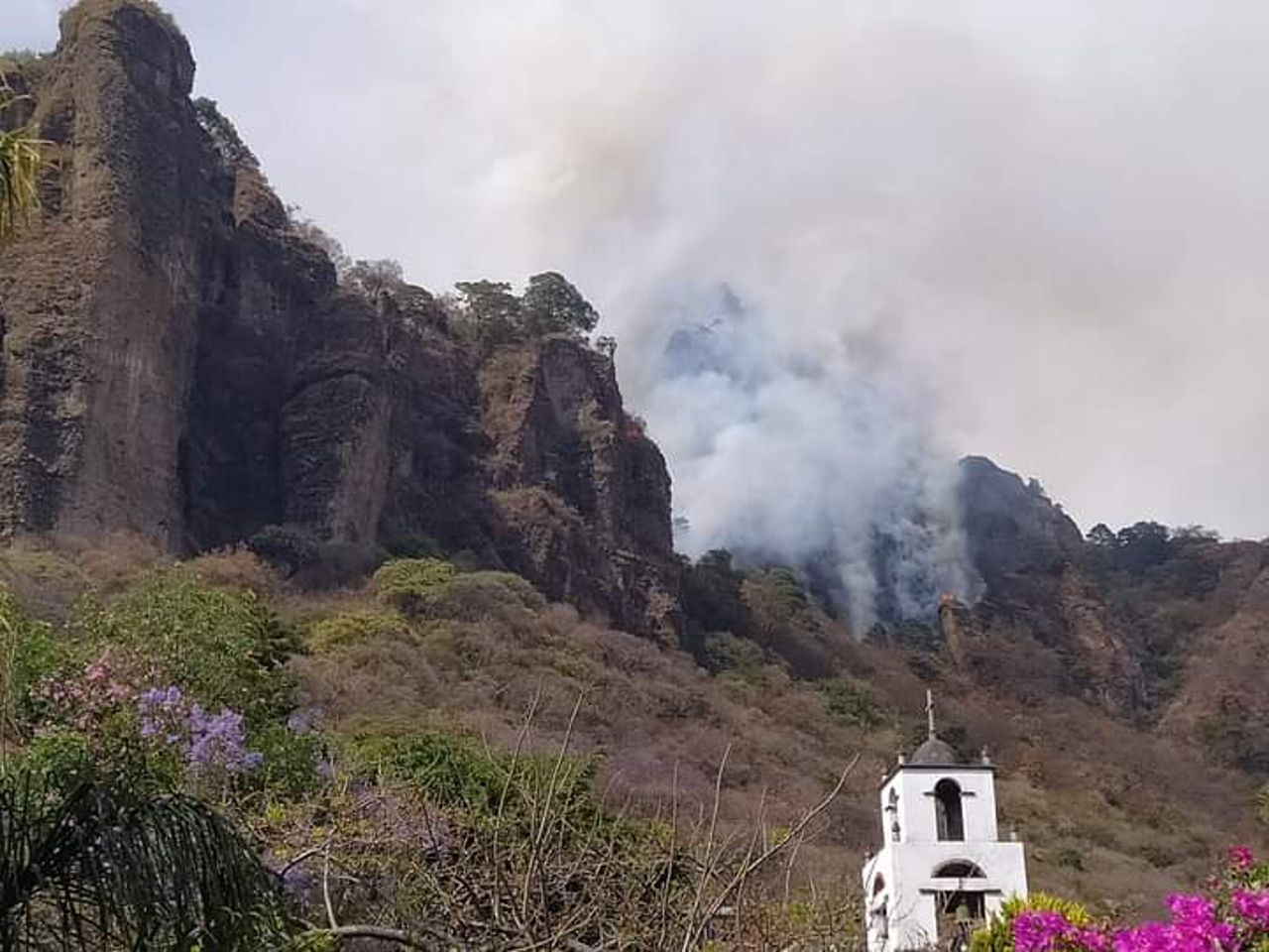 Un incendio en Tepoztlán, Morelos, consume el paraje ‘Los Corredores’