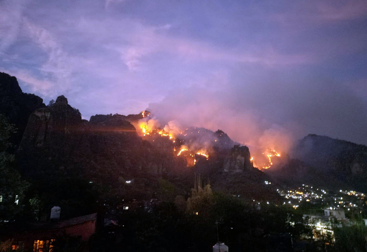 Helicópteros arriban para apagar el incendio en Tepoztlán; hay un detenido