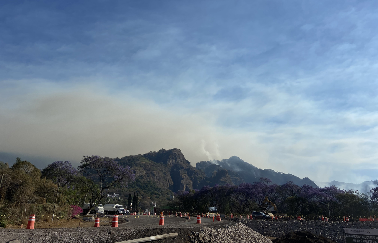 Incendio en Tepoztlán afecta al menos 95 hectáreas y estiman apagarlo el viernes