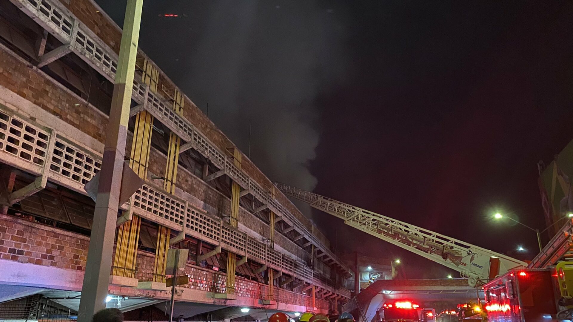 Incendio en el mercado San Juan de Dios de Guadalajara es controlado; consume lado sur