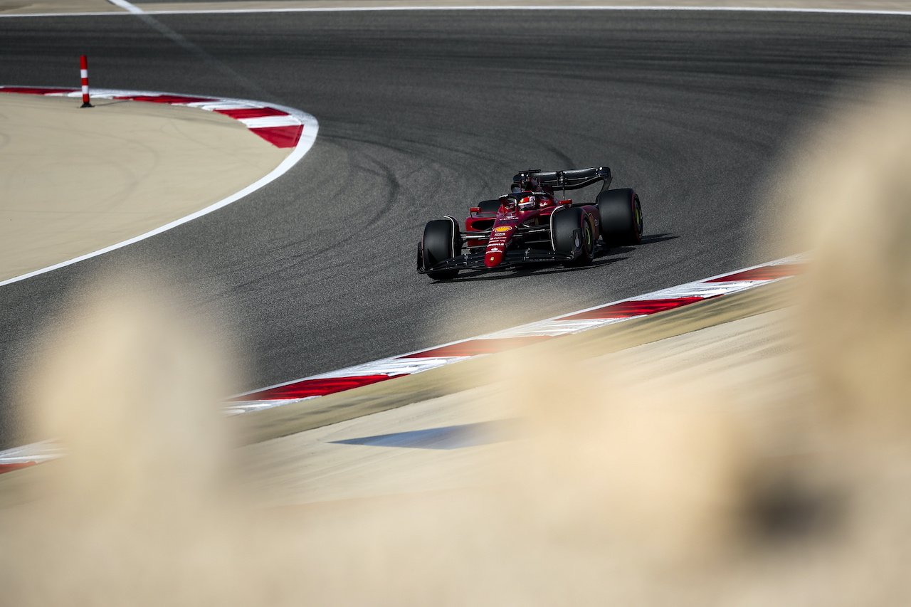 Charles Leclerc se lleva la ‘pole’ del Gran Premio de Baréin; ‘Checo’ termina cuarto