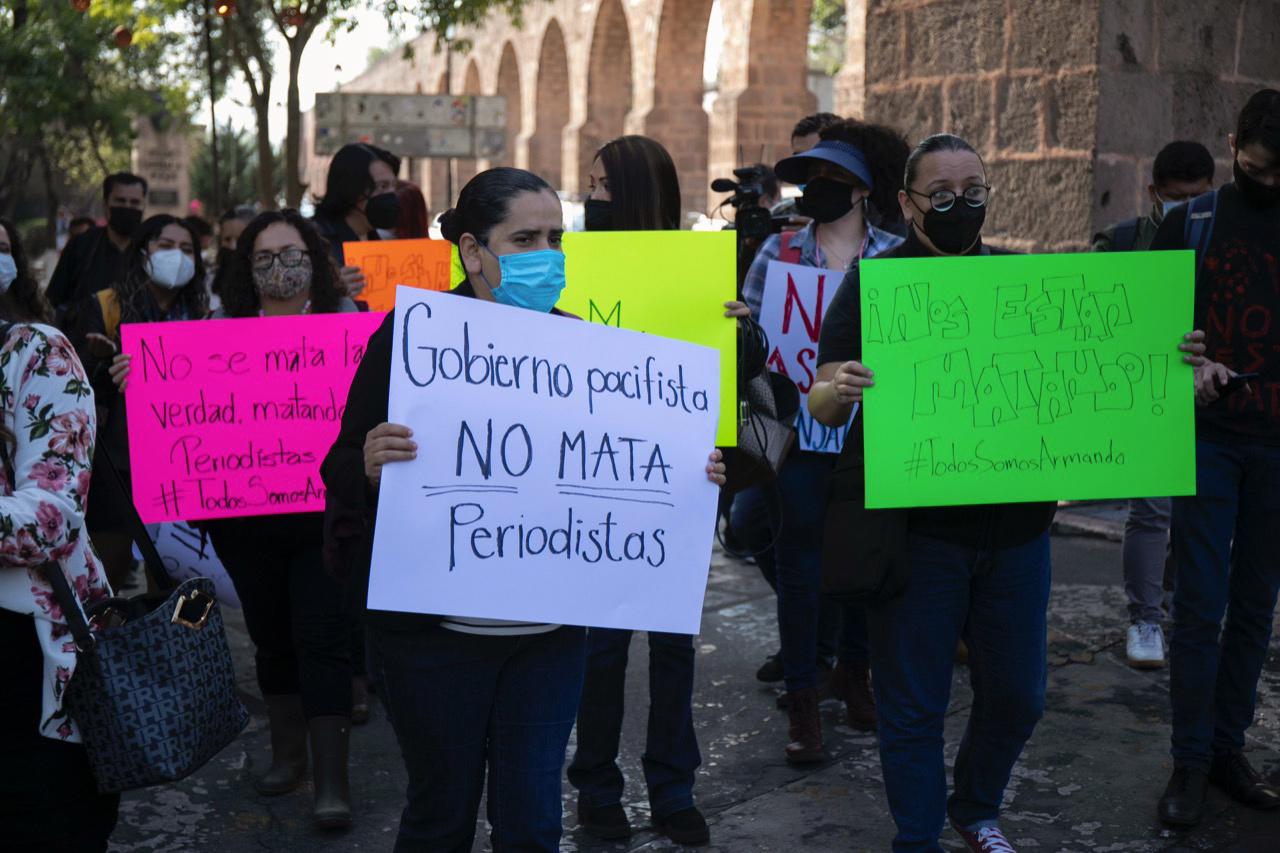 ‘Nos están matando’: Periodistas marchan en Michoacán por el asesinato de Armando Linares