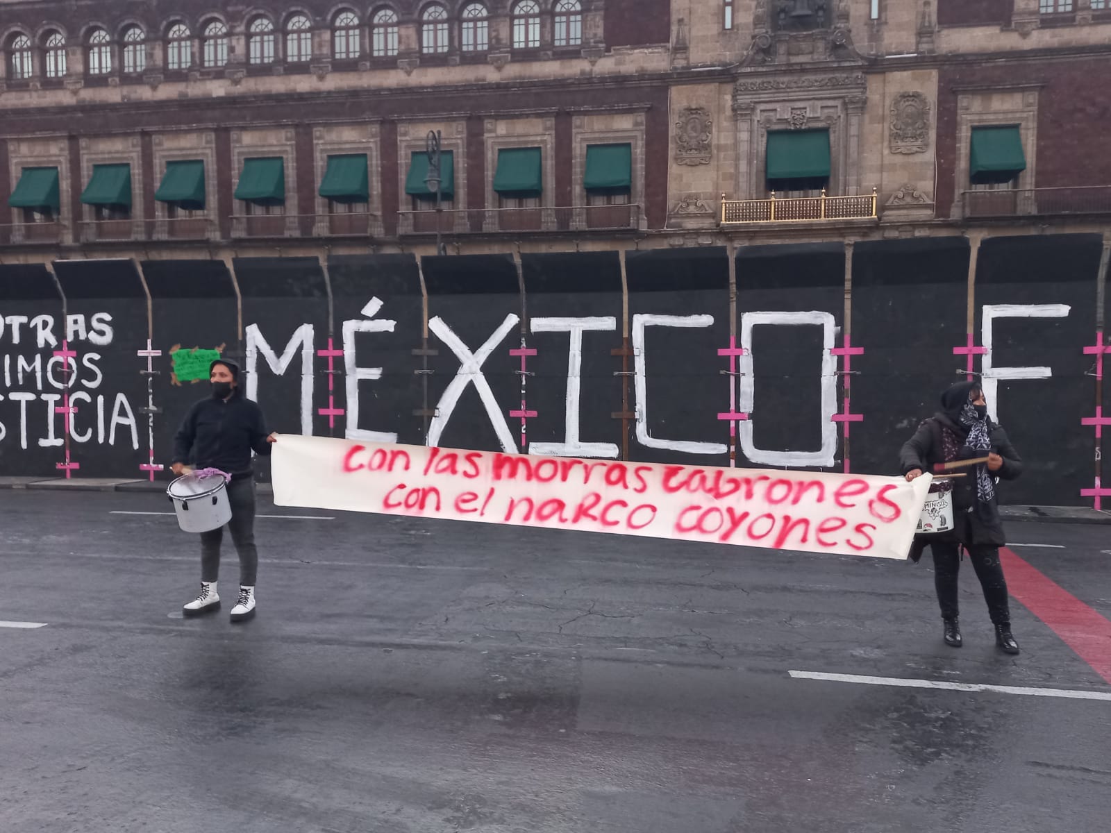 ‘Con las morras cabrones, con el narco coyones’: protestan feministas frente a Palacio Nacional