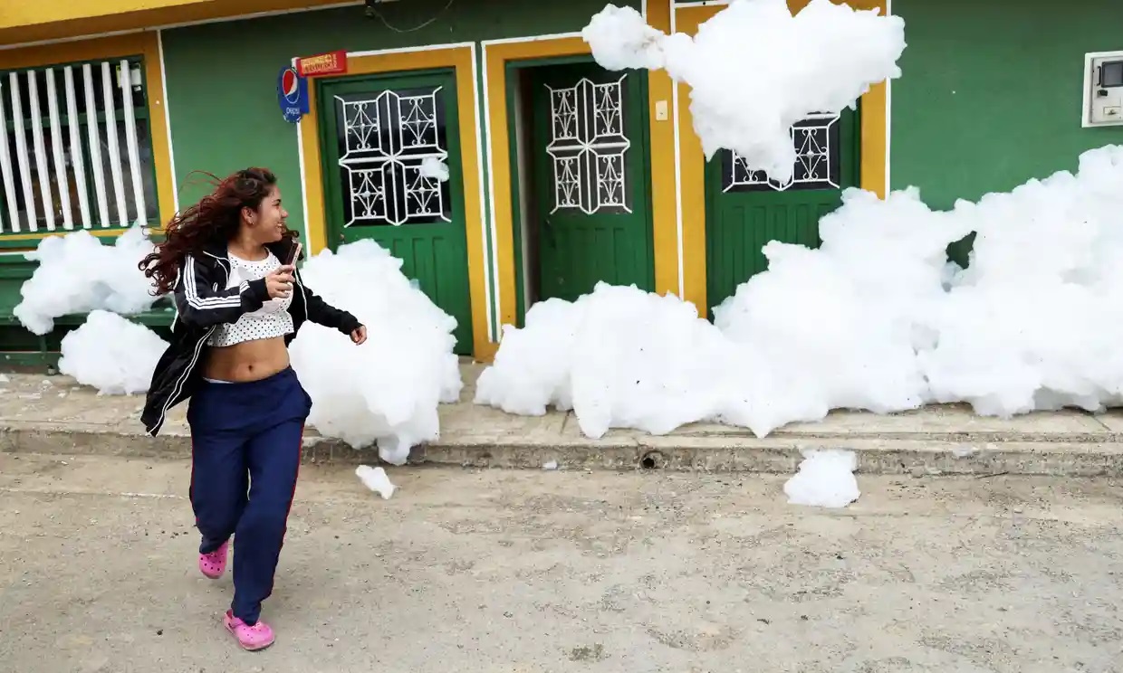 ‘El olor es horrible’: nubes de espuma tóxica flotan por las calles de un barrio de Bogotá