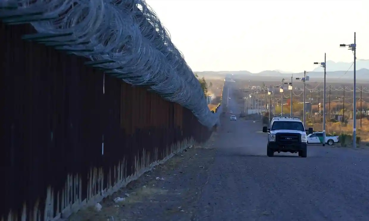 ‘Una tragedia sin sentido’: una mujer muere después de intentar escalar el muro fronterizo de EU