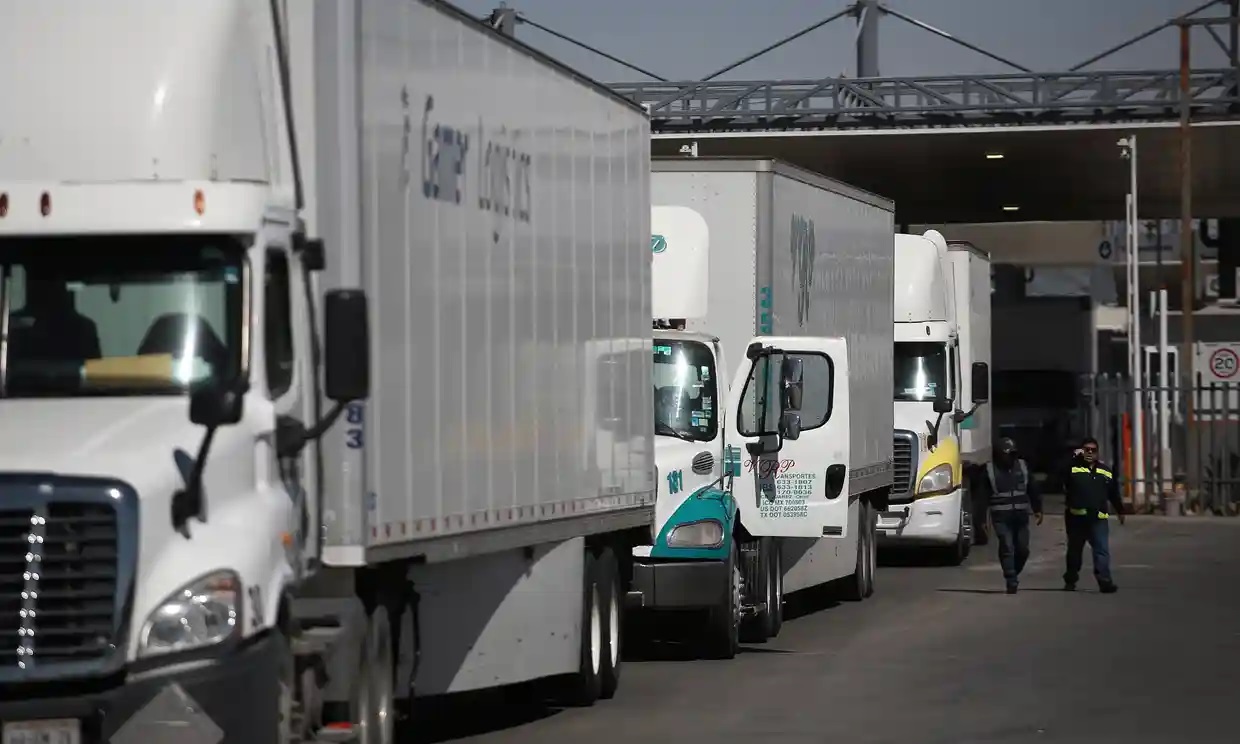 Los camioneros mexicanos bloquean el cruce fronterizo por los retrasos en las inspecciones en Texas