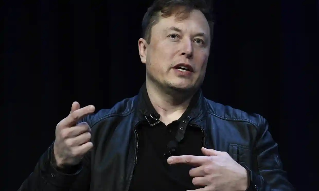Elon Musk se involucra en tuits que critican al personal de Twitter