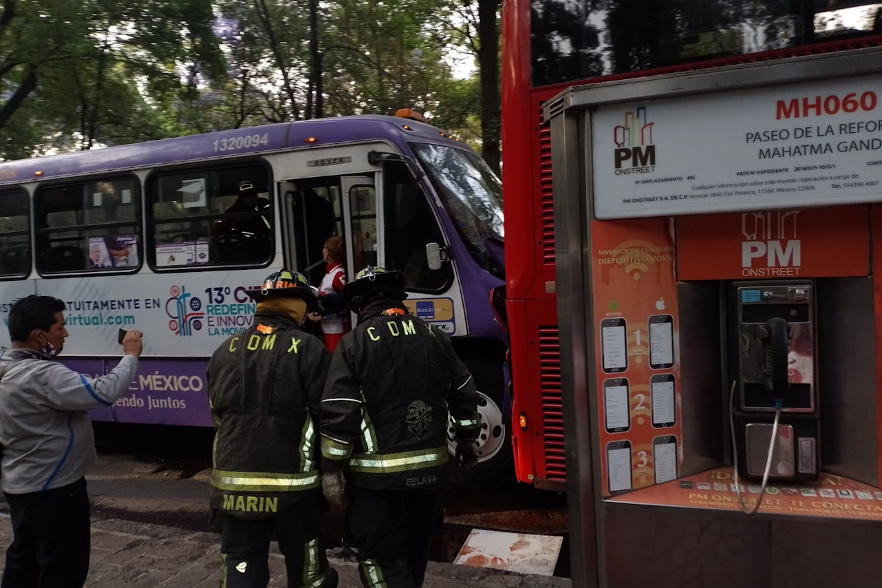 Choque de camión y Metrobús en Paseo de la Reforma deja 89 heridos