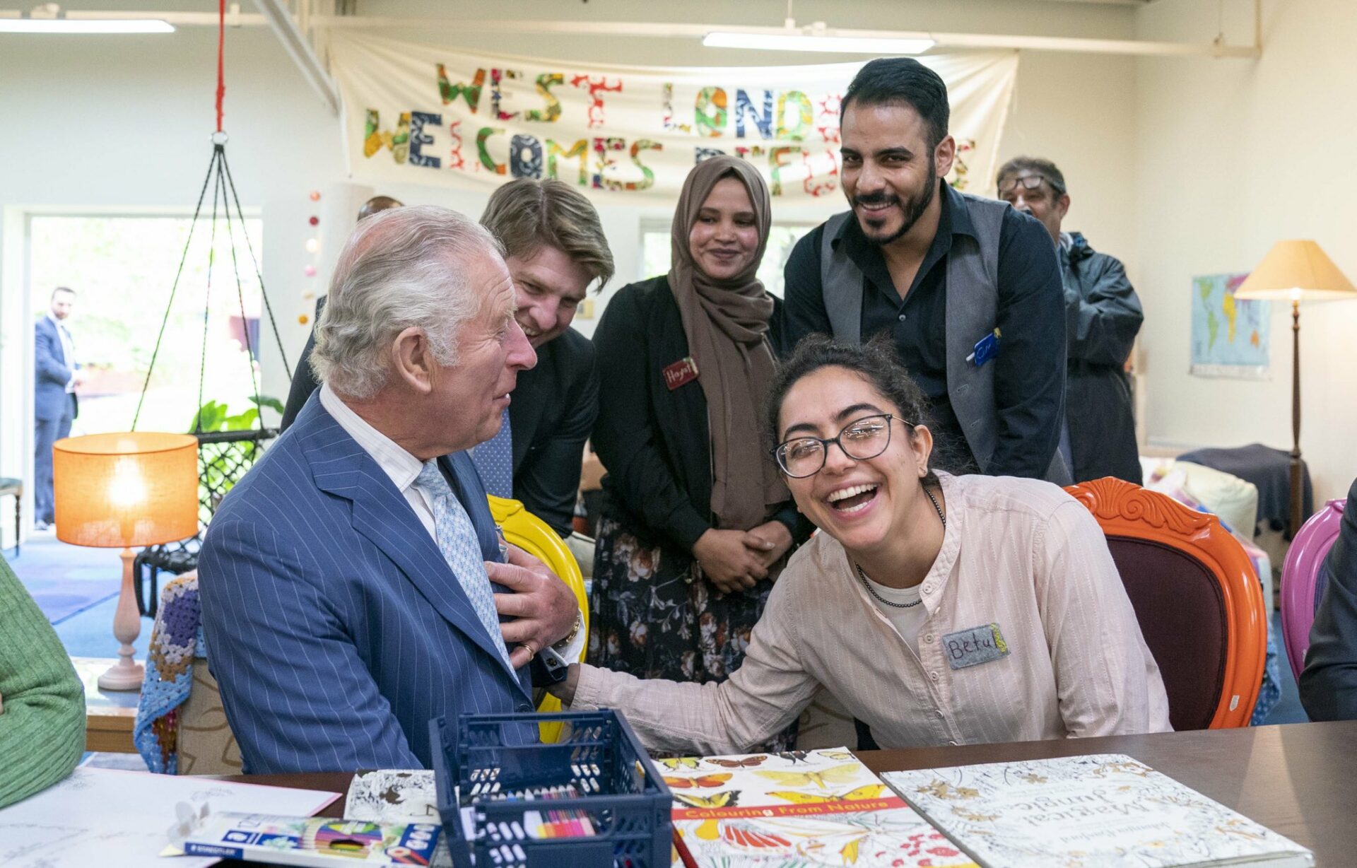 El príncipe Carlos visita a refugiados en Londres
