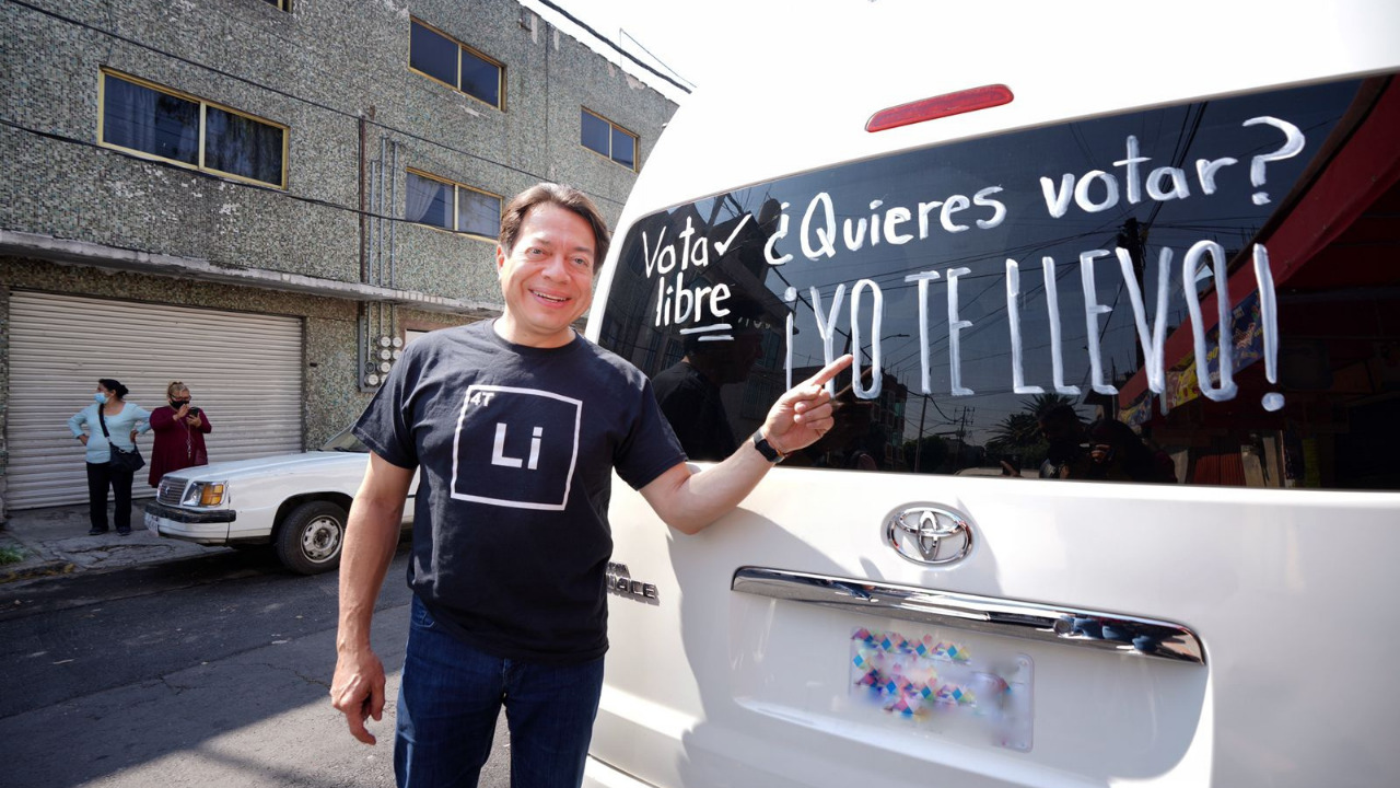 ‘¿Quieres votar? Yo te llevo’: Mario Delgado acarrea votos en revocación de mandato