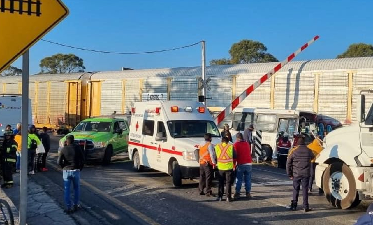 Camión de pasajeros es embestido por tren en Toluca; hay un muerto