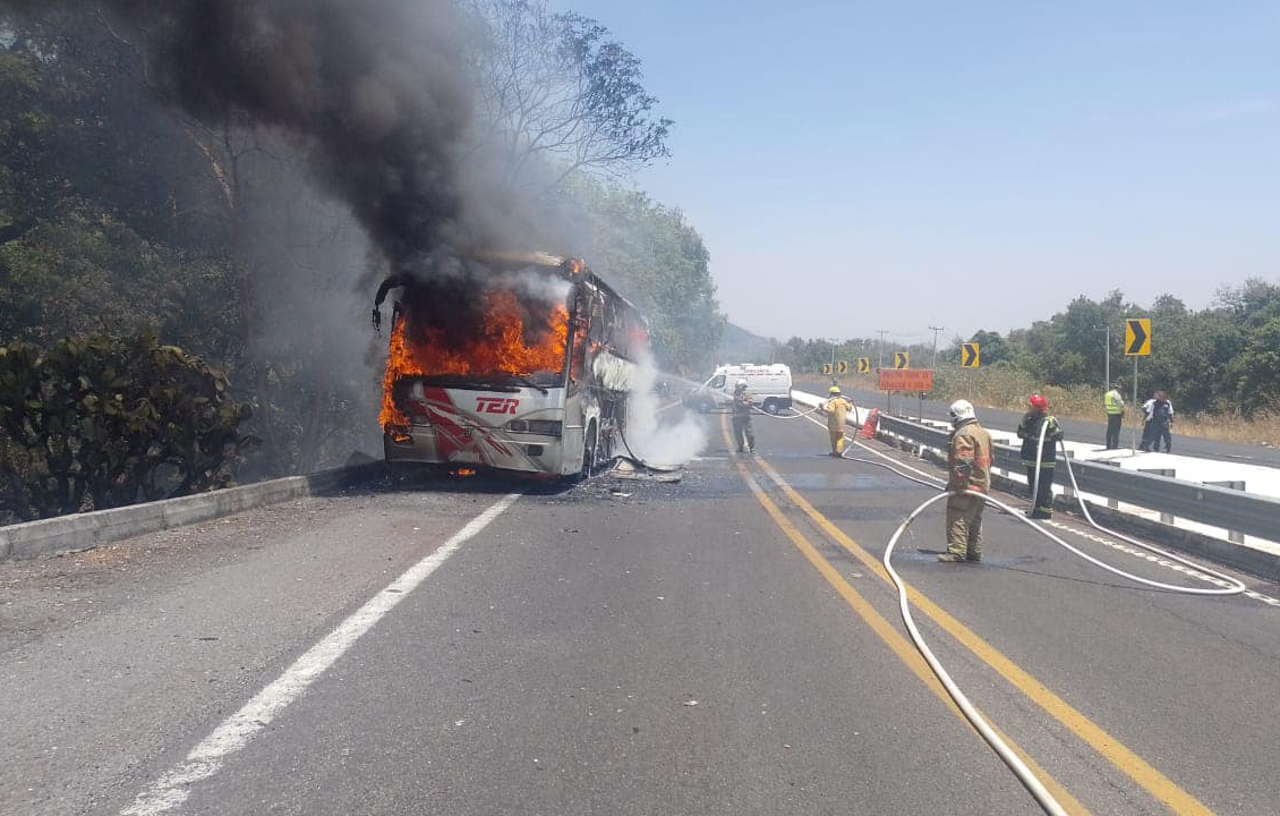 Camión se incendia en La Pera, y choque en la Cuernavaca-Taxco deja 2 muertos