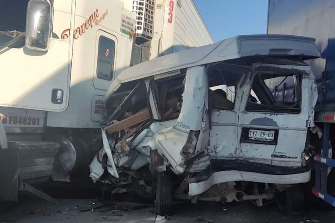 Accidente Puebla-Orizaba deja 2 lesionados por choque de tractocamiones y una combi