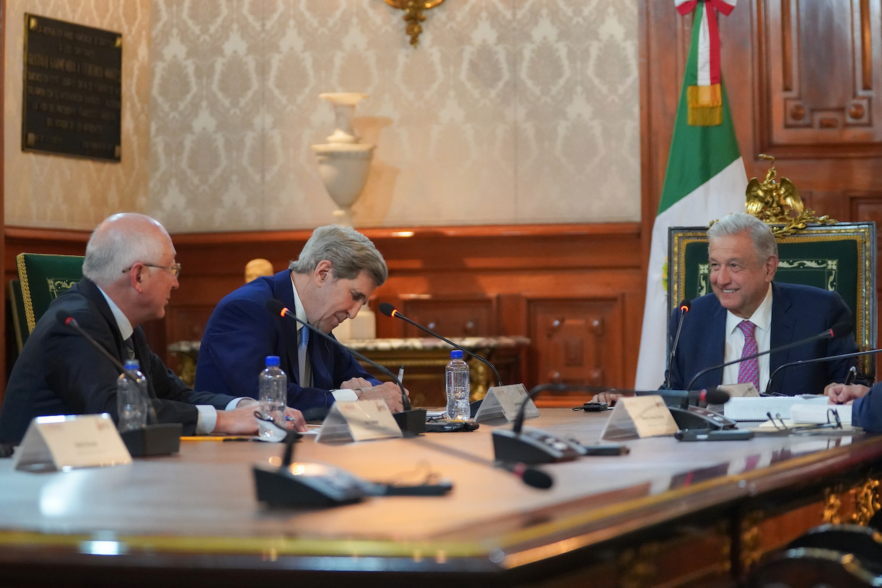 AMLO a Kerry: ‘La reforma eléctrica no es una propuesta estatista ni expropiatoria’