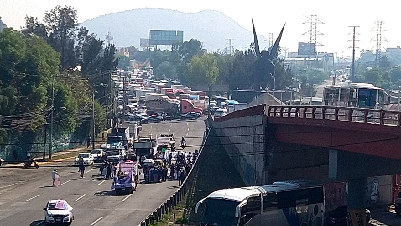 Manifestantes y recicladores bloquean la autopista México-Pachuca en Ecatepec