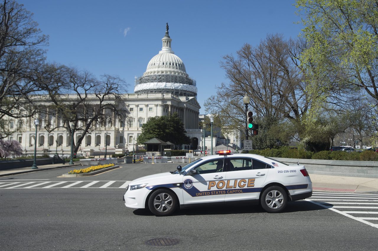 Exhibición de paracaidistas provoca alerta y evacuación del Capitolio en Washington, EU