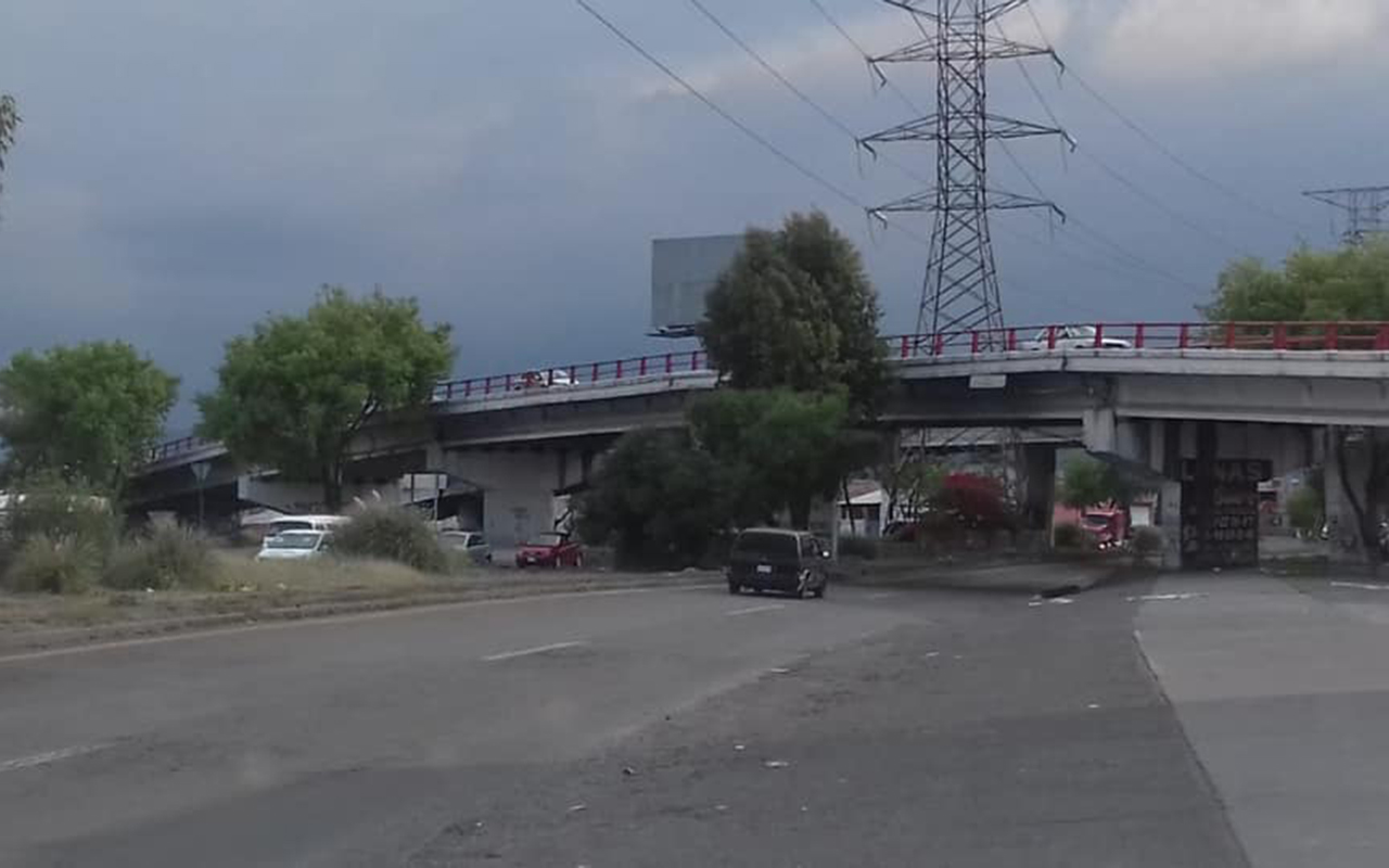 Padres de familia bloquean la carretera Texcoco-Lechería por cierre de escuela