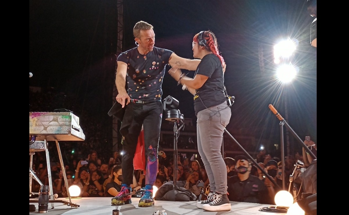 Coldplay subió a fan al escenario para hacer dueto en Lengua de Señas