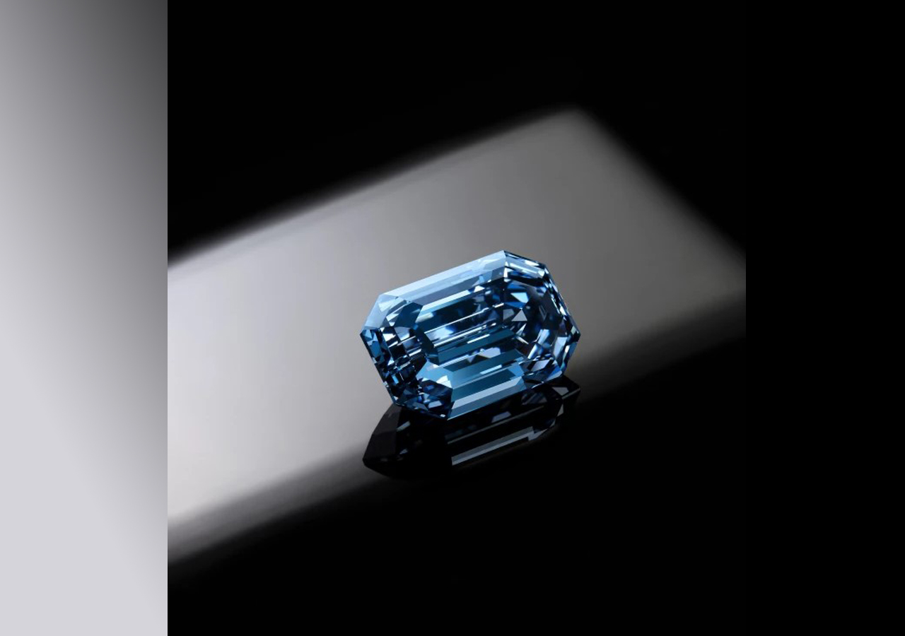 Diamante azul es subastado en 57 millones de dólares