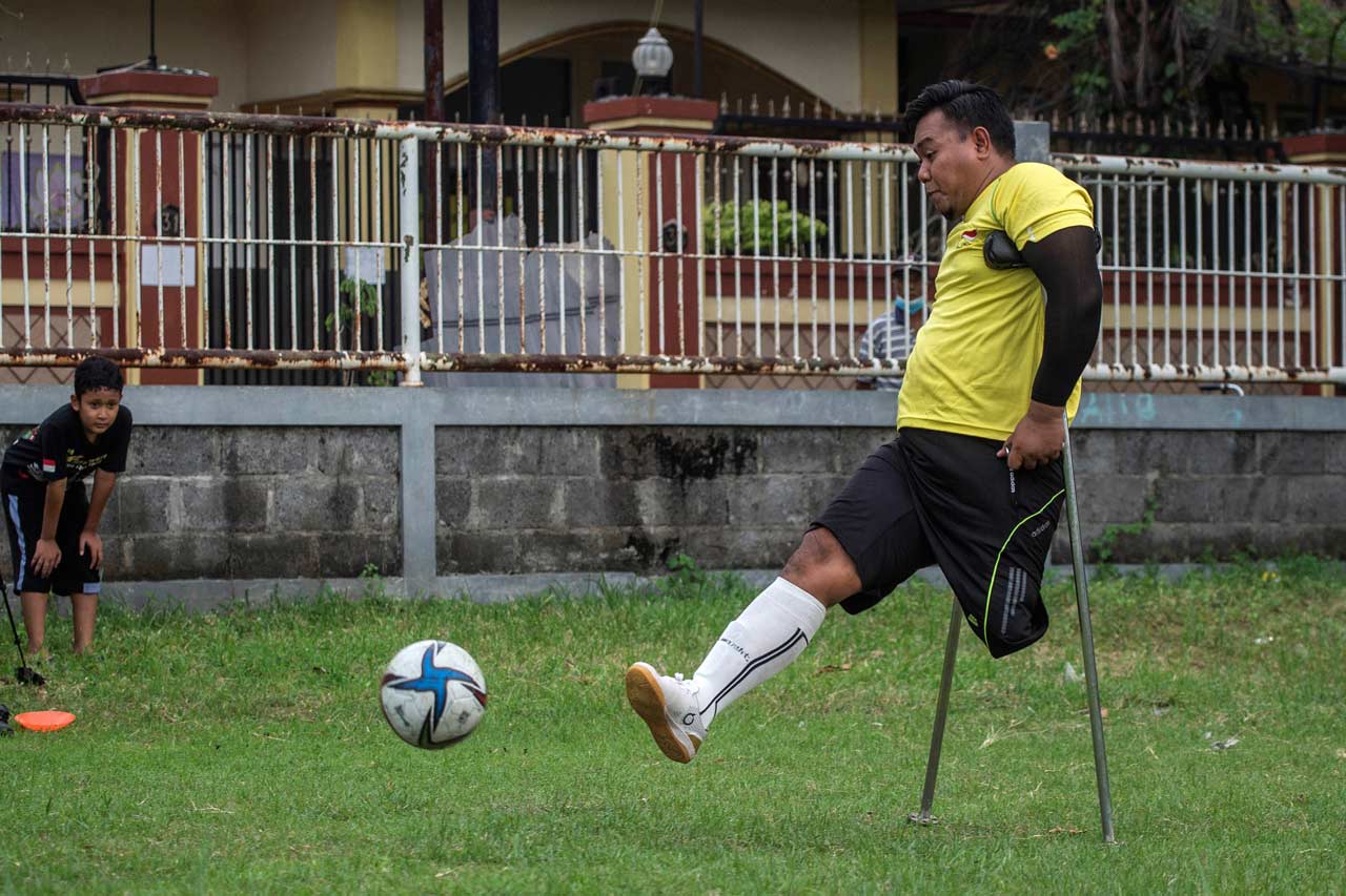 En imágenes: Un hombre con discapacidad mantiene vivo el sueño de jugar futbol