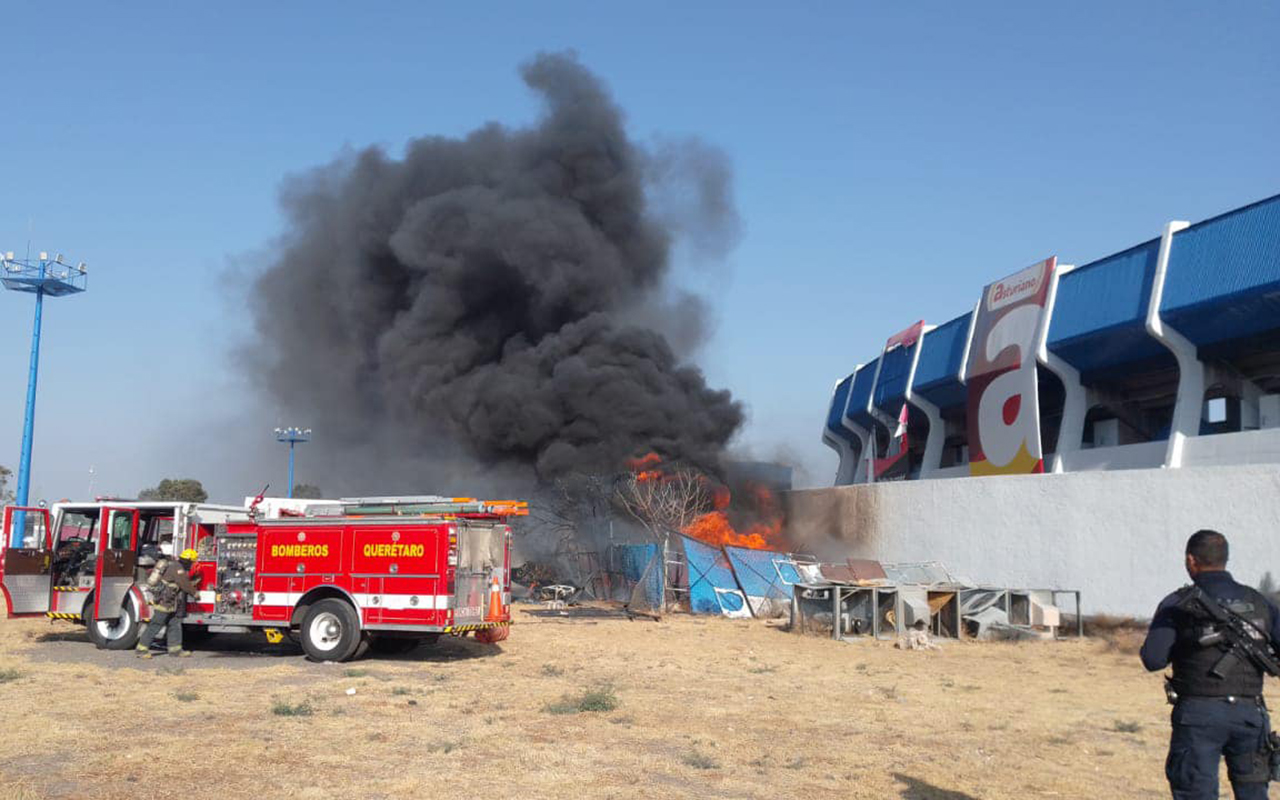 Un incendio cerca del estadio Corregidora moviliza a bomberos de Querétaro