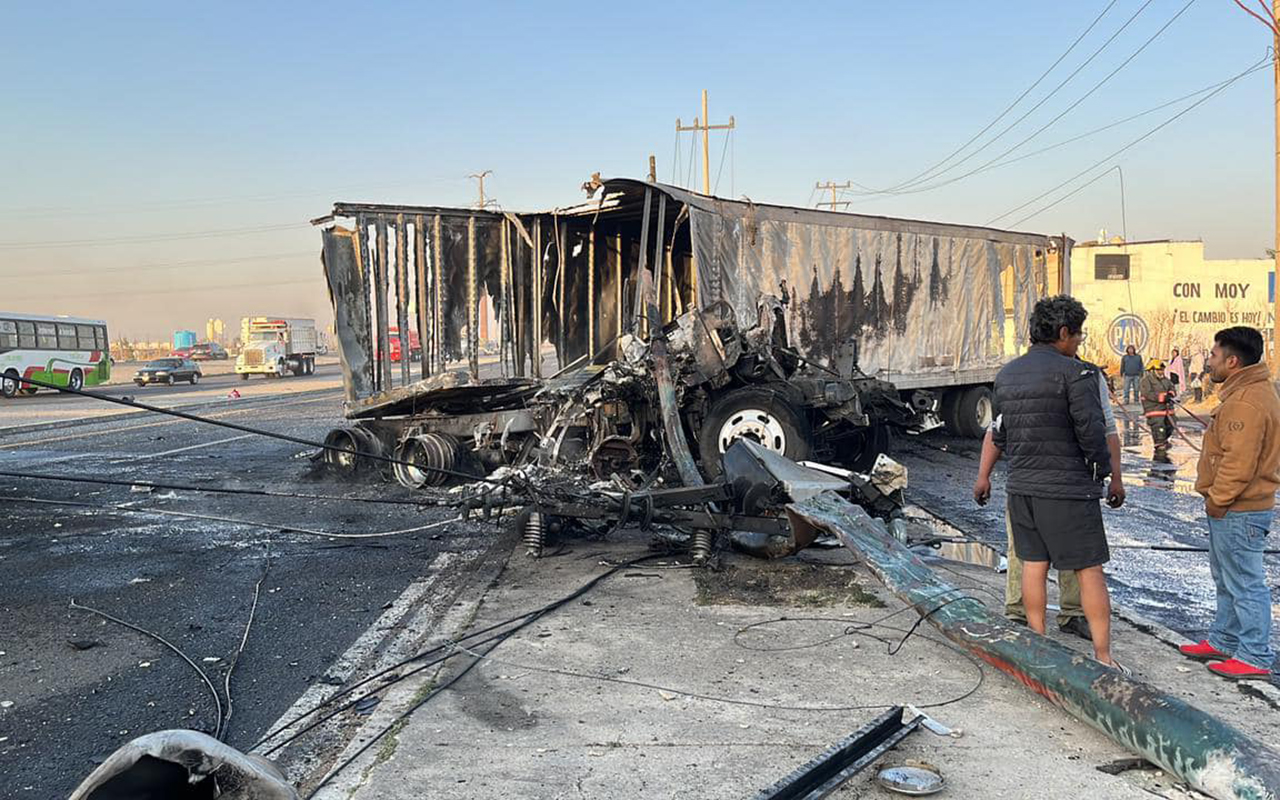 Tráiler se incendia en la carretera Naucalpan-Toluca tras chocar