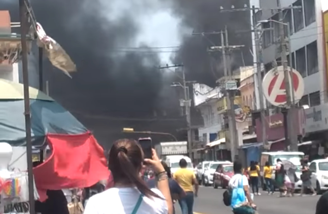 Incendio en plaza del centro de Veracruz moviliza a los bomberos