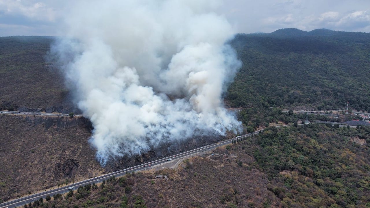 Incendio forestal provoca accidente y caos vial en la autopista México-Cuernavaca