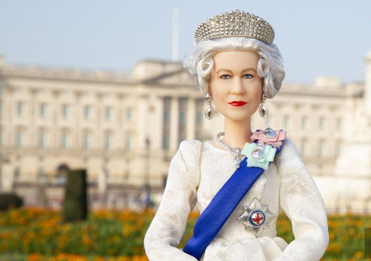 Barbie se “transforma” en la reina Isabel II