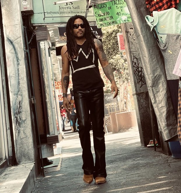 Lenny Kravitz pasea entre puestos de Mixcoac, en Ciudad de México