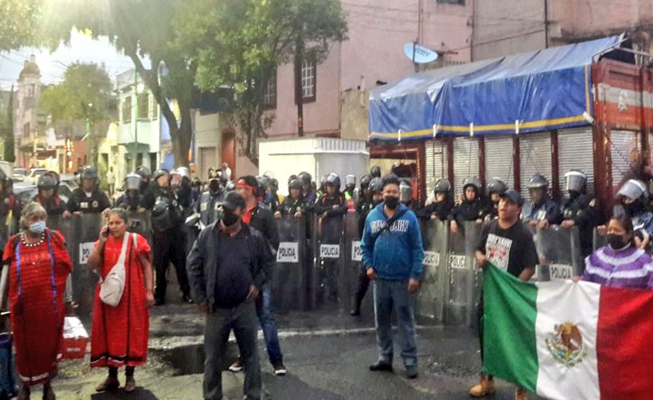 Policías de CDMX encapsulan a triquis previo a la manifestación en el Zócalo