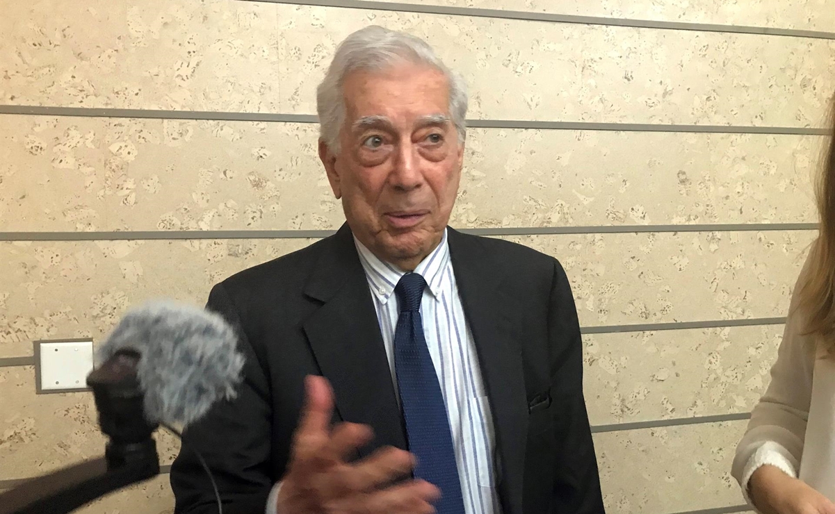 Mario Vargas Llosa sale del hospital tras superar el Covid-19