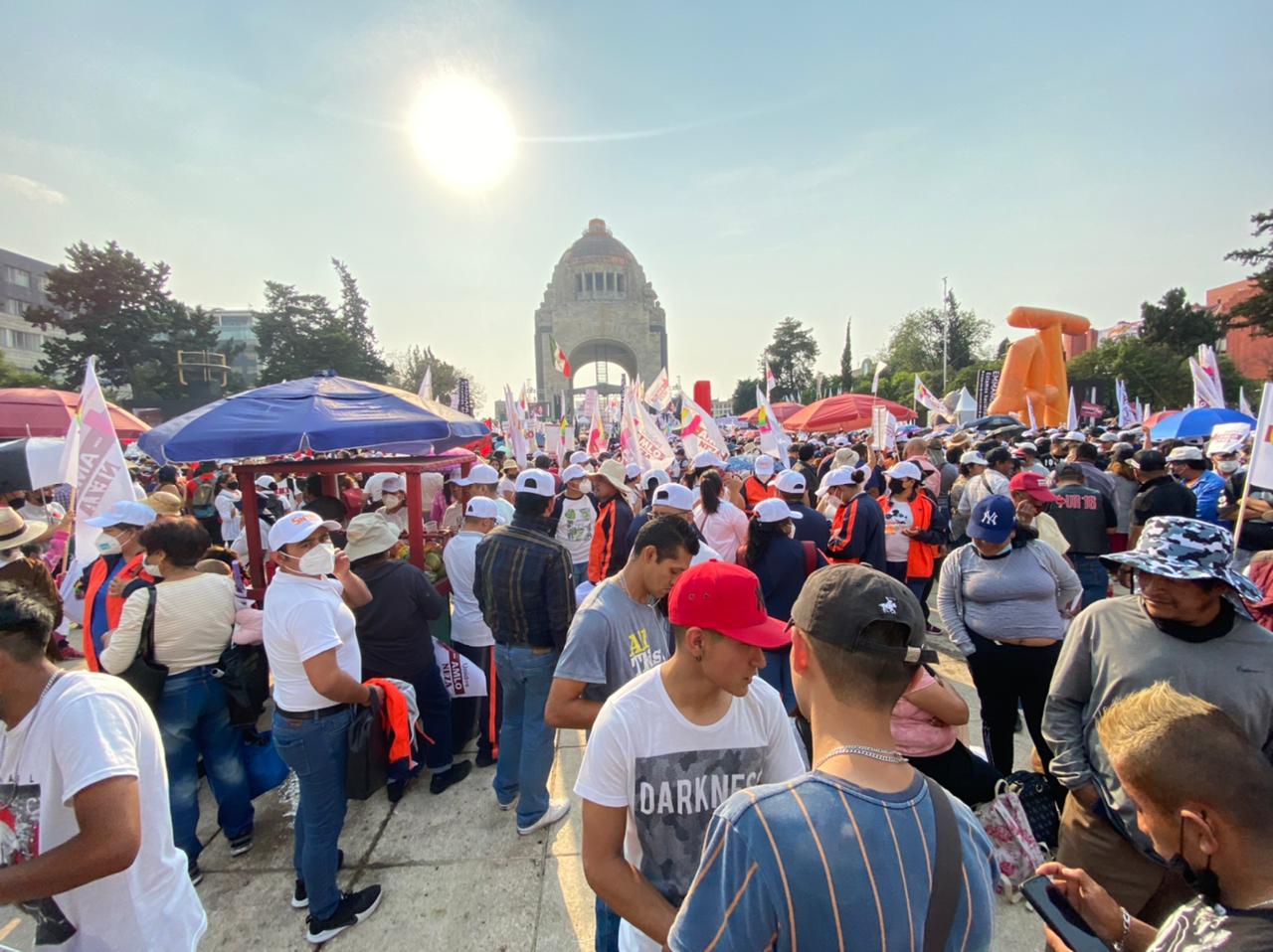 Seguidores de AMLO se concentran en Monumento a la Revolución por revocación de mandato